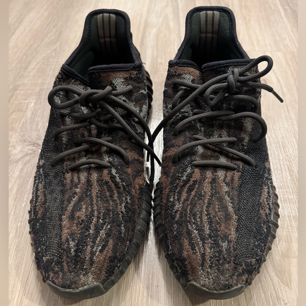 Men’s Yeezys - Picture 3 of 7
